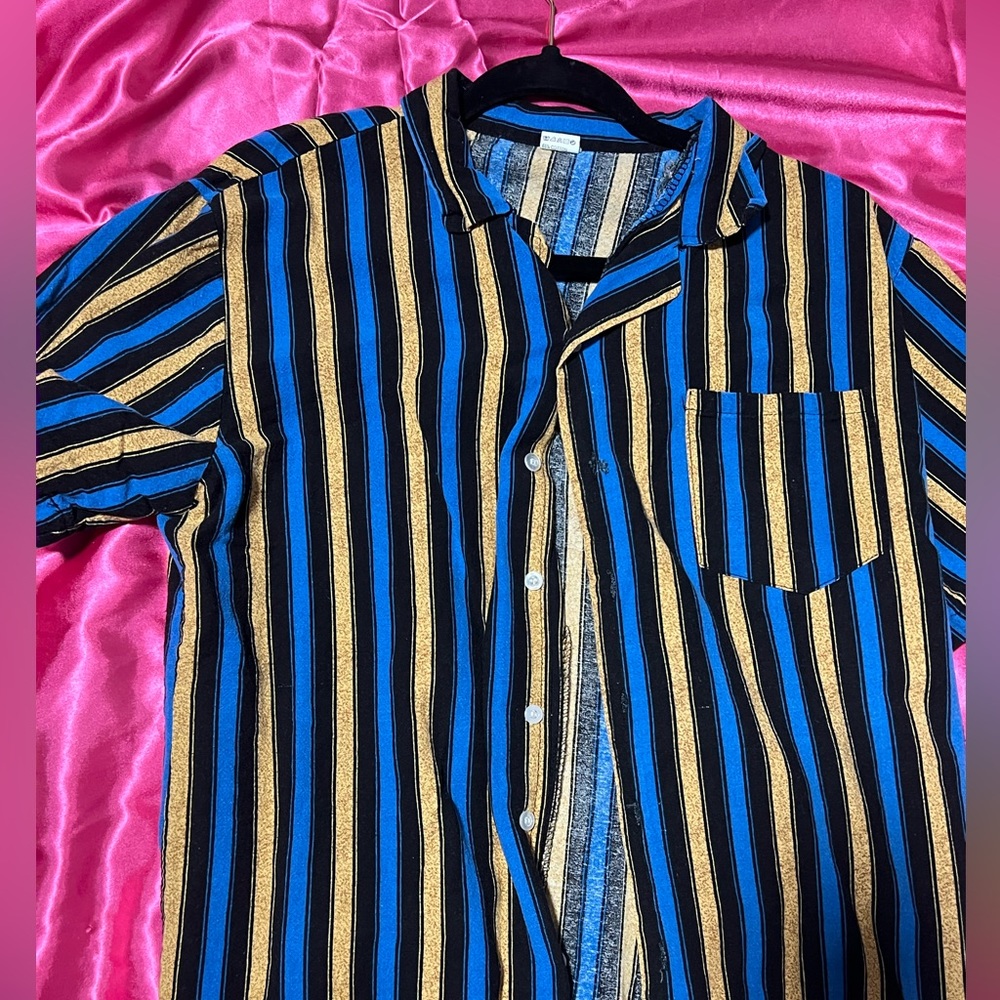 BUTTON UP STRIPED SHIRT PERFECT FOR SUMMER OVER A BATHING SUIT. size M.
